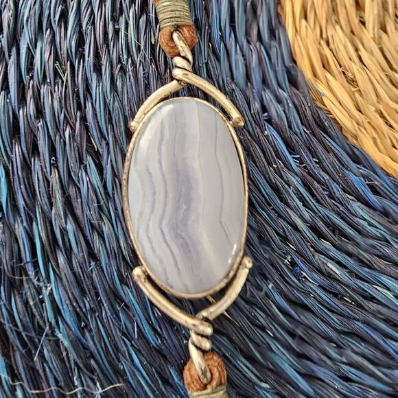 Leather and gemstone bracelet - Picture 2 of 4